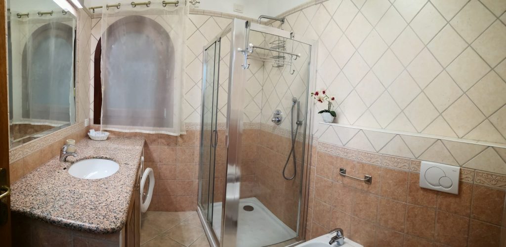 Совмещённый санузел Home с душевой кабиной, раковиной и WC