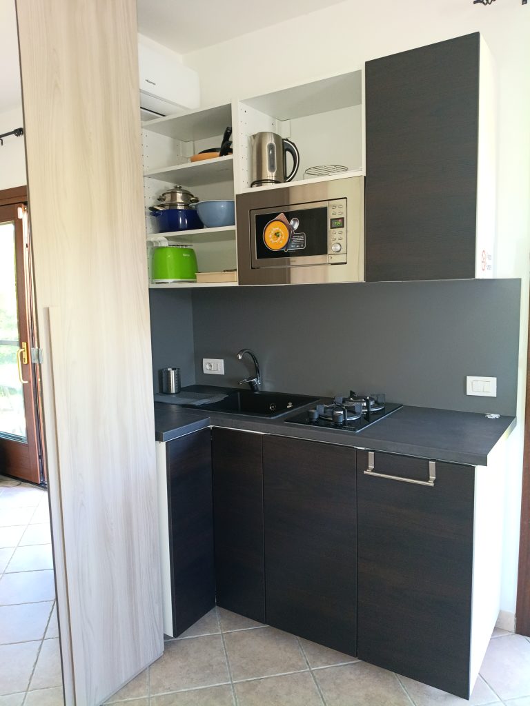 Кухонный уголок Home с газовой плитой, микроволновкой и посудой
