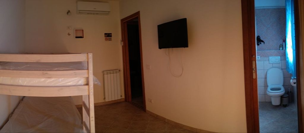 Панорама детской комнаты Family с двухъярусной кроватью и проходом к санузлу