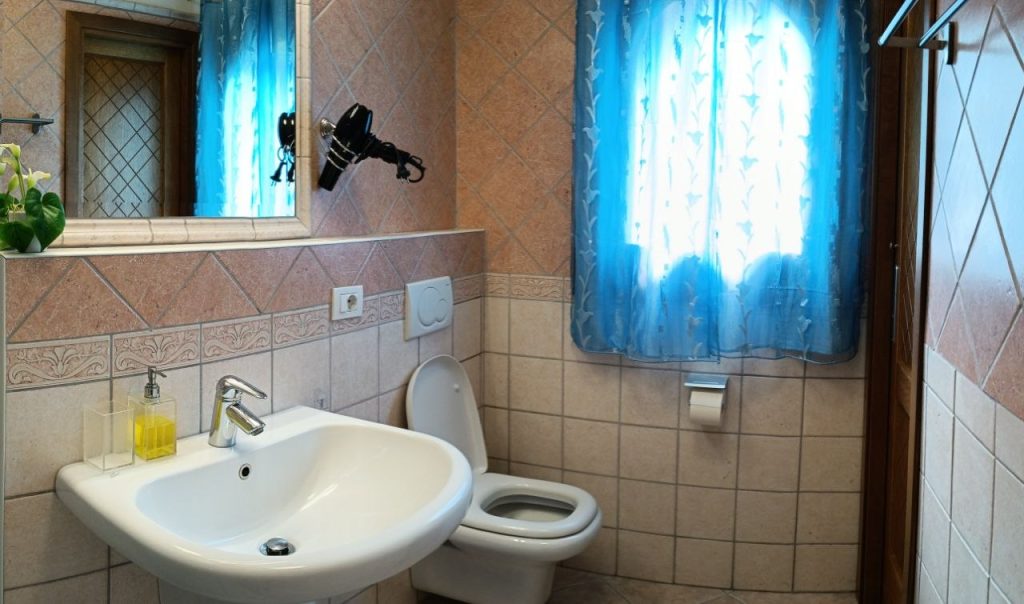Раковина, зеркало, фен и WC в совмещённом санузле Family